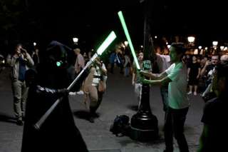 Illustration for article titled World's biggest lightsaber battle looks like a giant rave